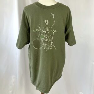 No Boundaries Skeleton Drummer Green Short Sleeve Shirt Size Large